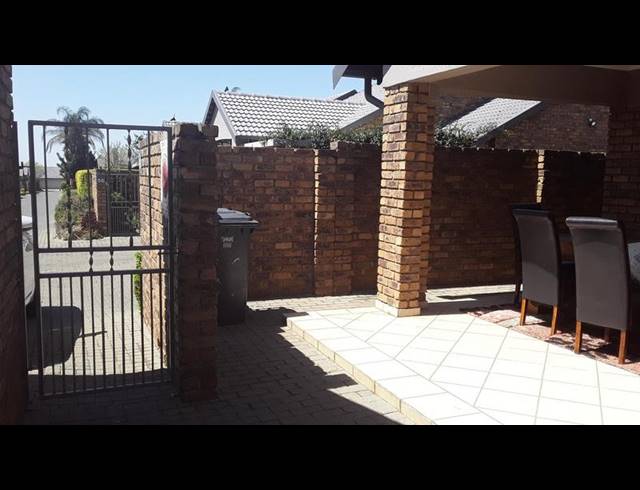 2 BEDROOM TOWNHOUSE FOR SALE IN AMBERFIELD